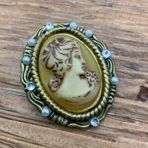 Cameo Vintage Faux Pearl Rhinestone Scalloped Edge Gold Tone Brooch